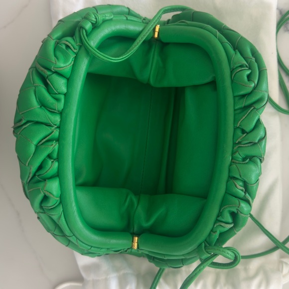 Bottega Veneta Vibrant green Mini Intrecciato Woven pouch crossbody Bag - Picture 5 of 7